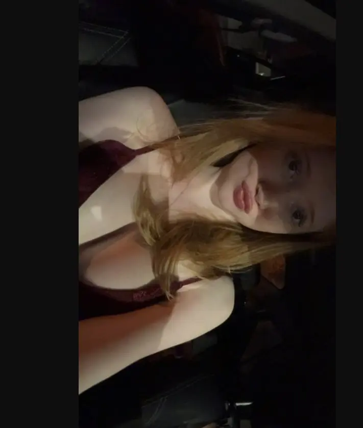 pecowa2541 (18) female from US - sexting partner