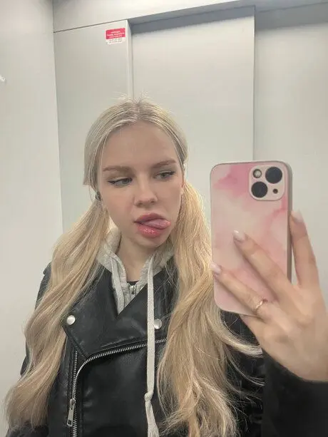 peewew (18) female from CA - sexting partner