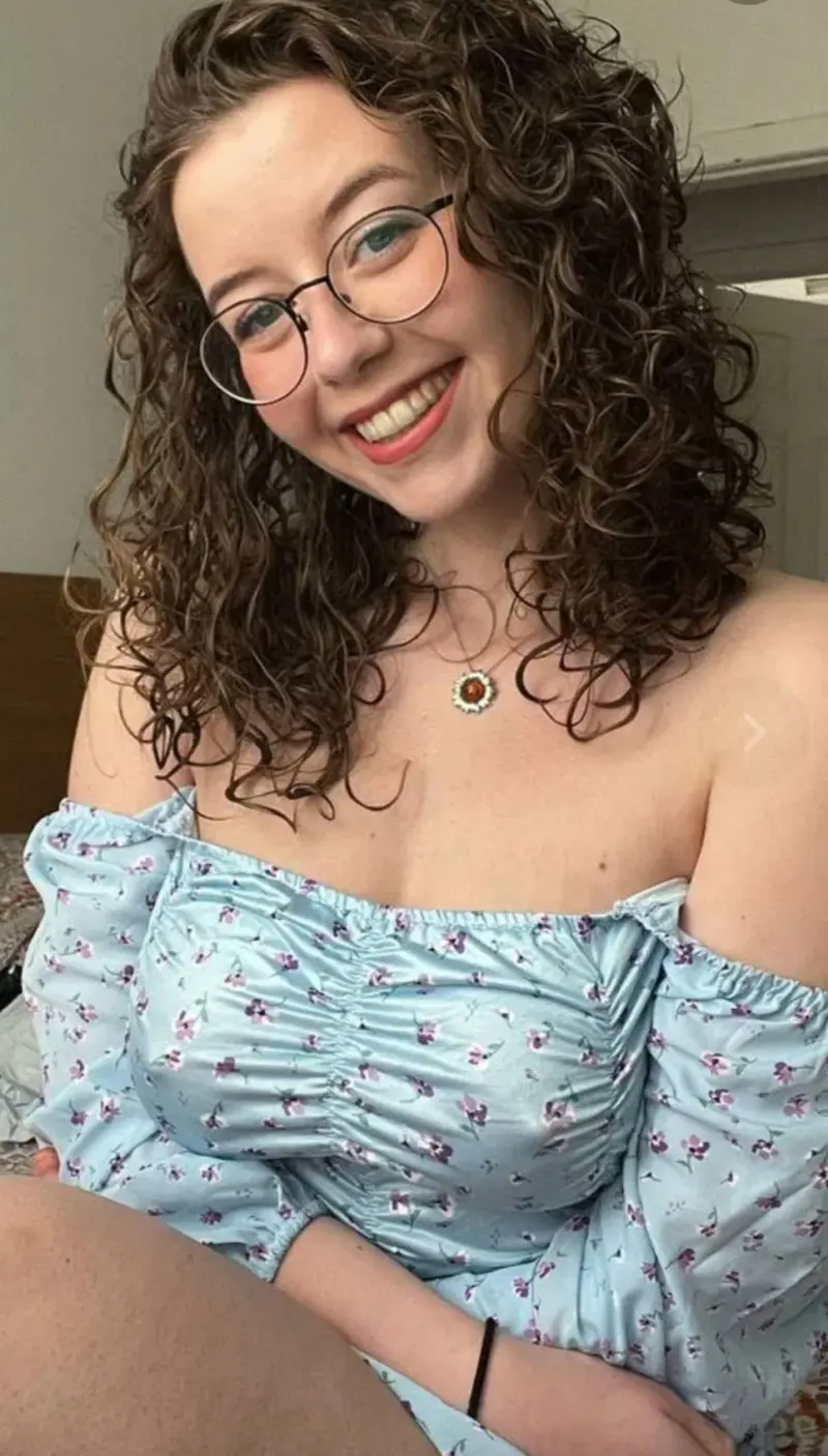 pefiwoxty (22) female from US - sexting partner