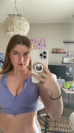 peloliy698 (25) female from IT - sexting partner