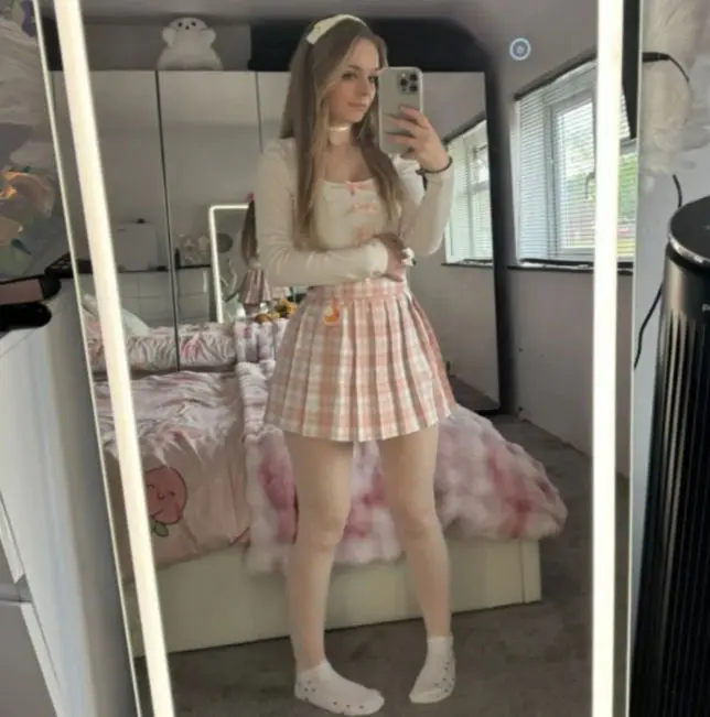 pixakok (21) female from GB - sexting partner