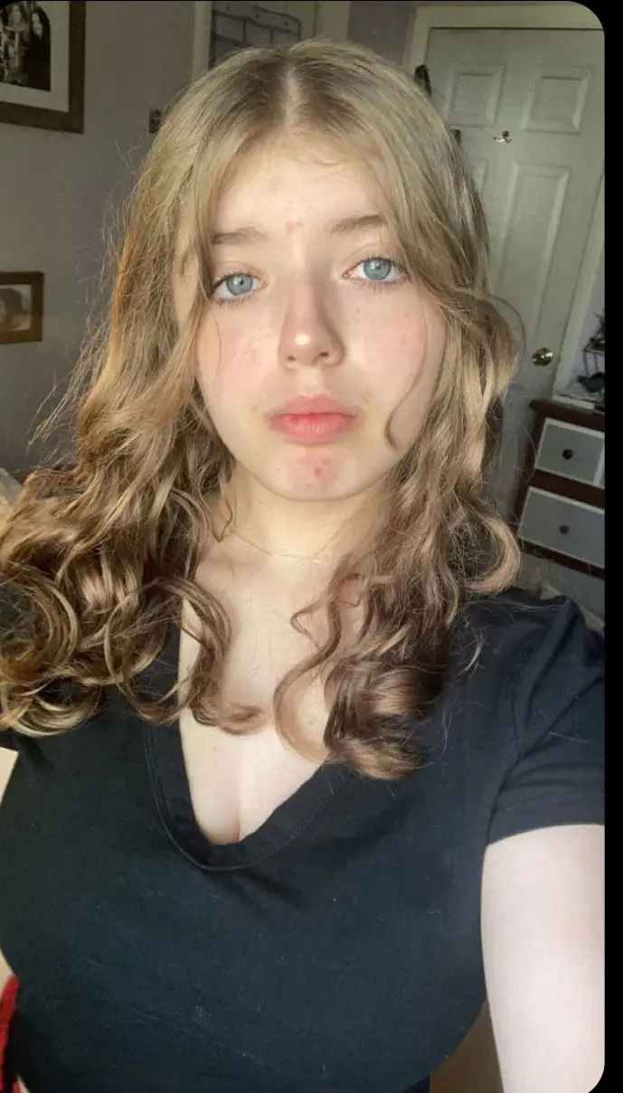 poconid (18) female from GB - sexting partner