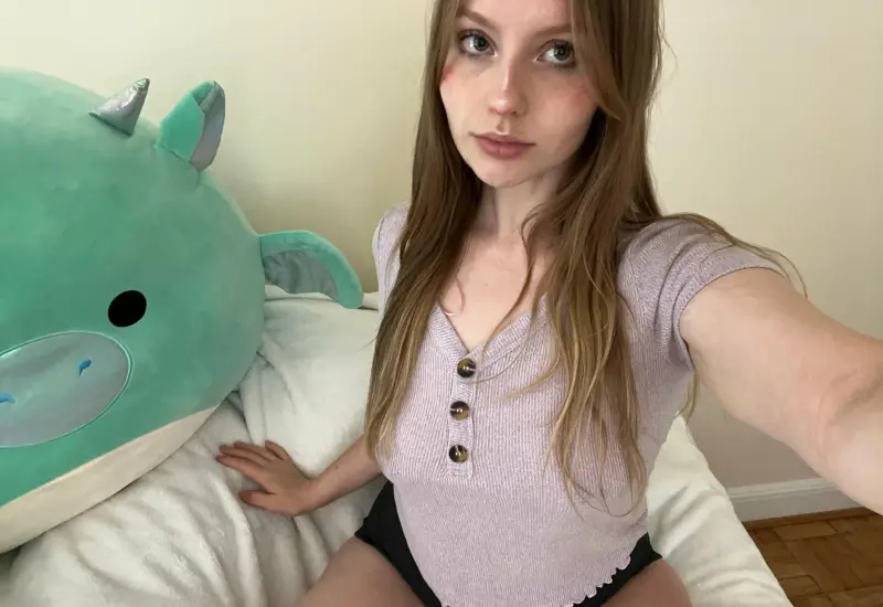 pyjuhyxi (18) female from GB - sexting partner