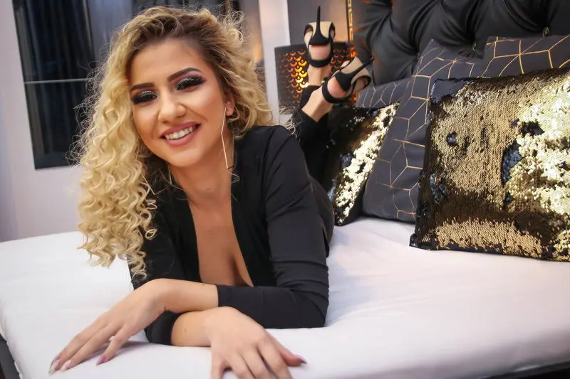 q63uw155sn (18) female from US - sexting partner