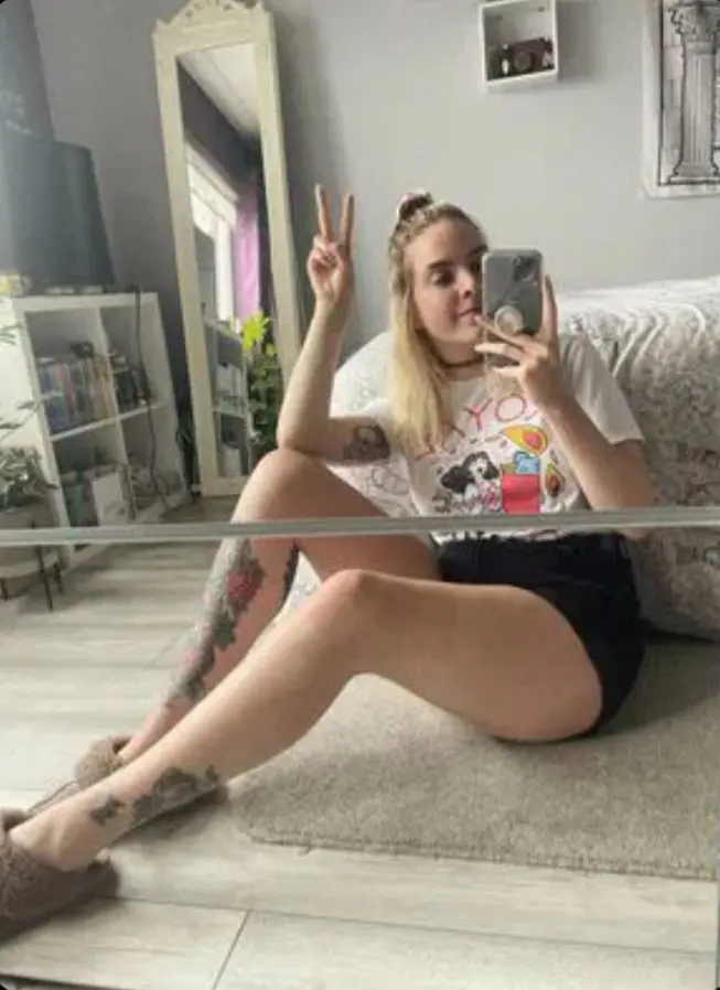 qavoreze (18) female from US - sexting partner