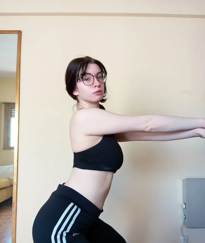 qozogb (21) female from US - sexting partner