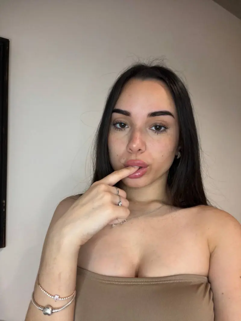 quhewu (24) female from US - sexting partner