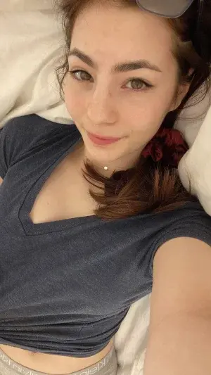 qween823 (18) female from CA - sexting partner