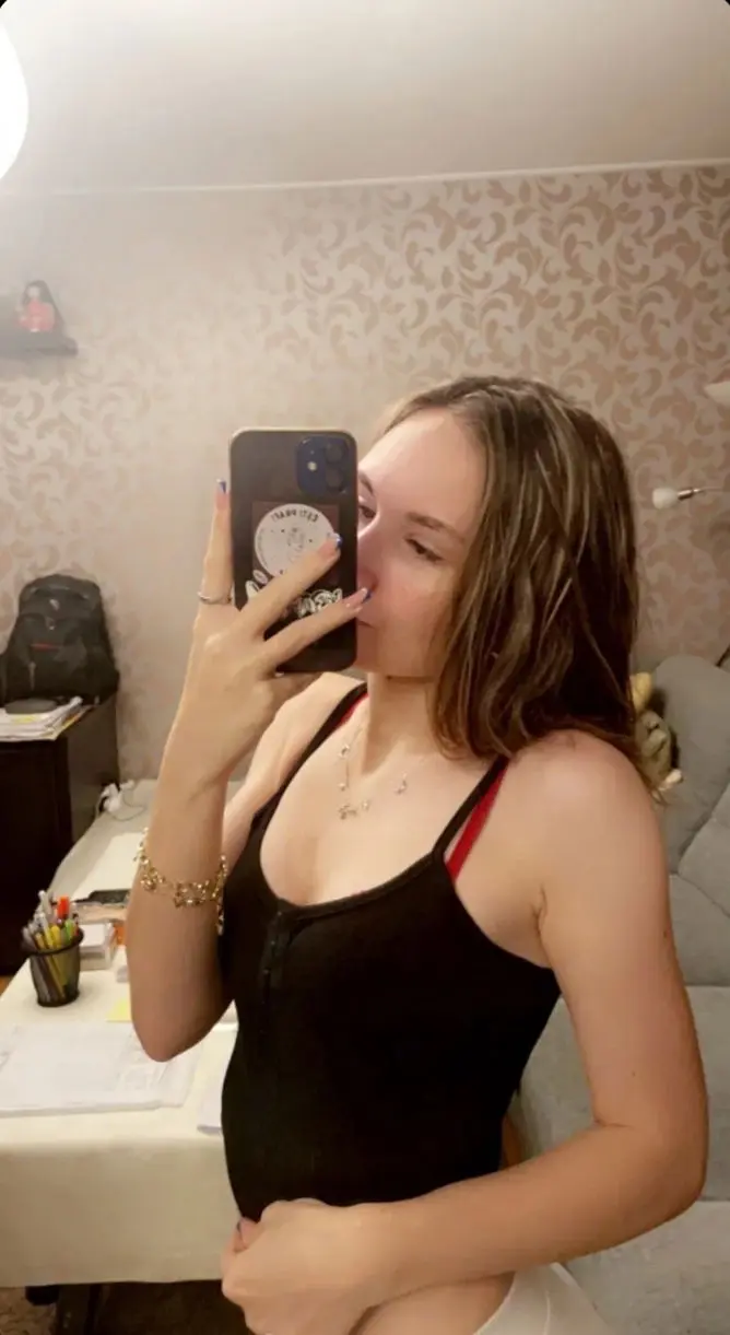 qykycahu (22) female from US - sexting partner
