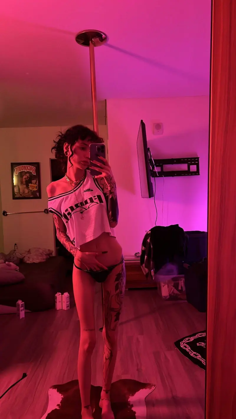 rebel_hook09 (21) female from US - sexting partner