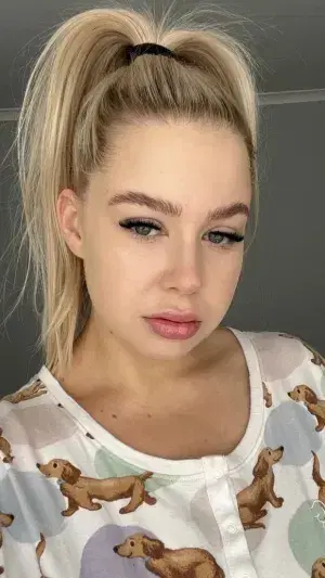 rejag85297 (21) female from GB - sexting partner