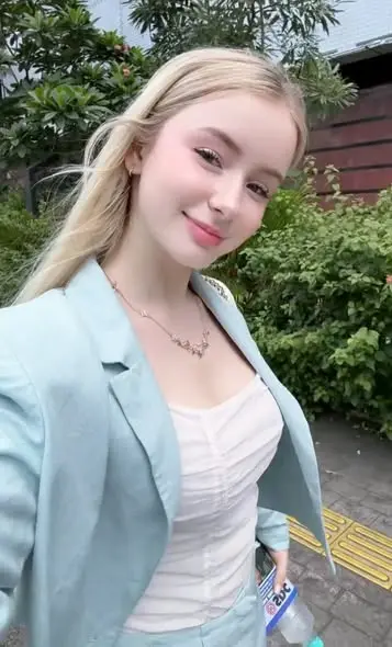 rigeca9358 (18) female from DE - sexting partner