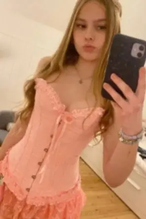 ripsir460 (18) female from GB - sexting partner