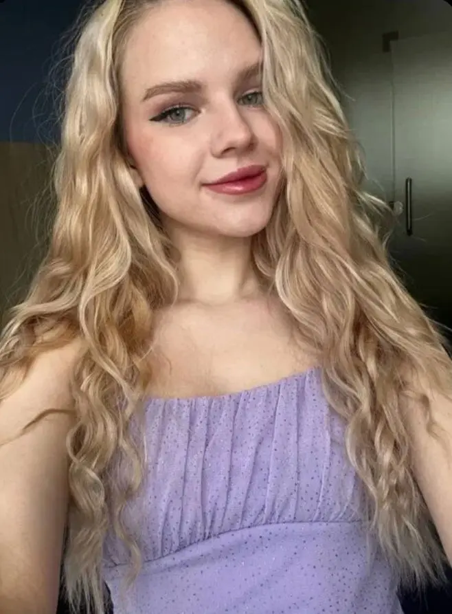 risehik (22) female from US - sexting partner