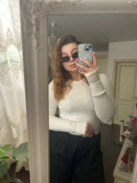 rofafe2325 (18) female from KR - sexting partner