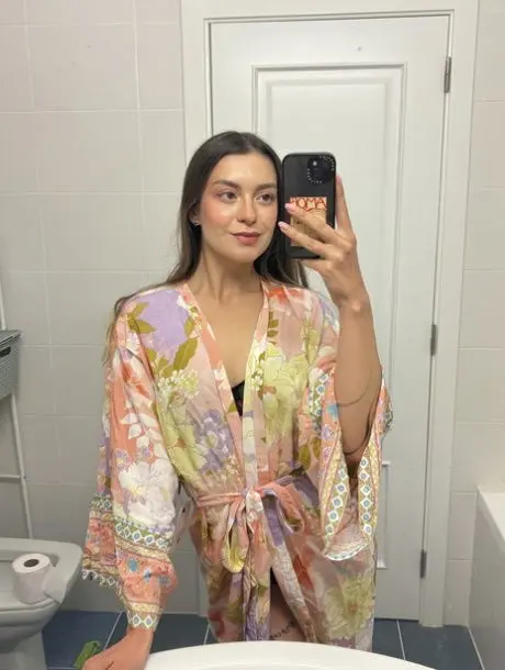 rojozeno (18) female from AU - sexting partner