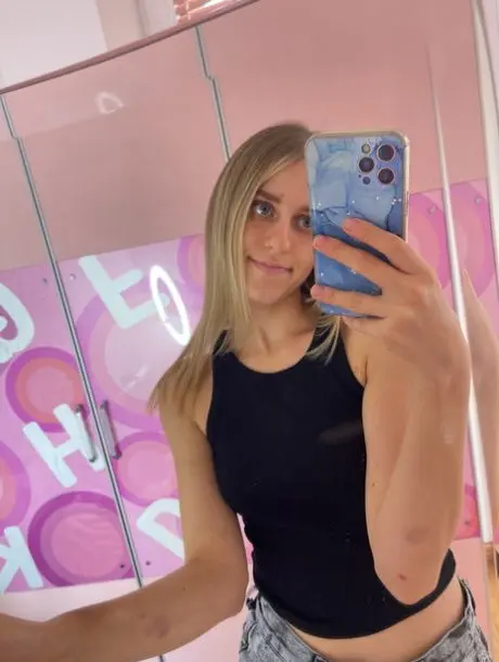 romobe5523 (25) female from US - sexting partner