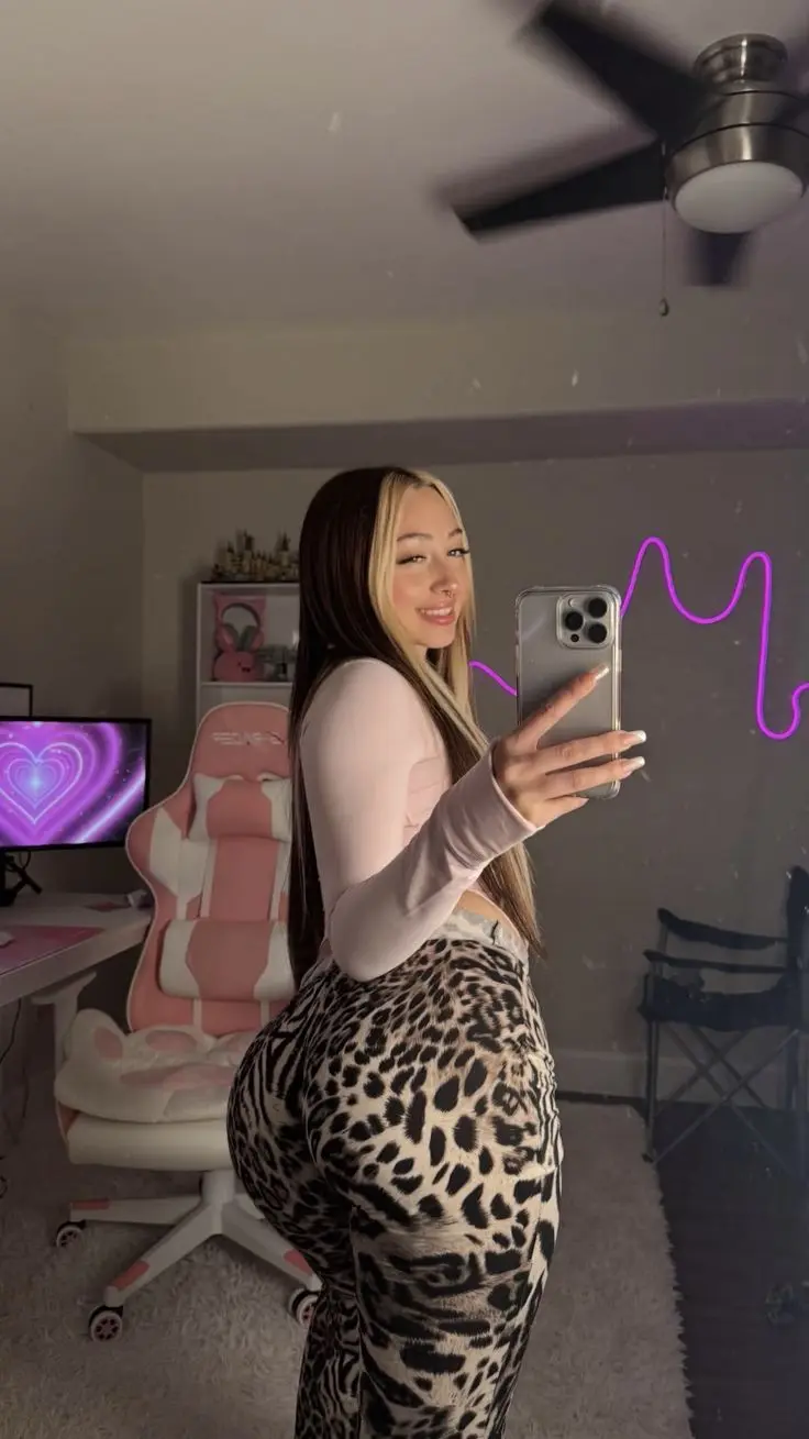 ronda_queen (18) female from US - sexting partner