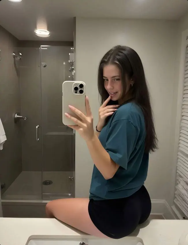 rusineli (18) female from GB - sexting partner