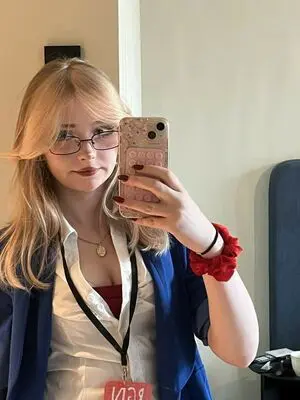 sahafor898 (18) female from BE - sexting partner