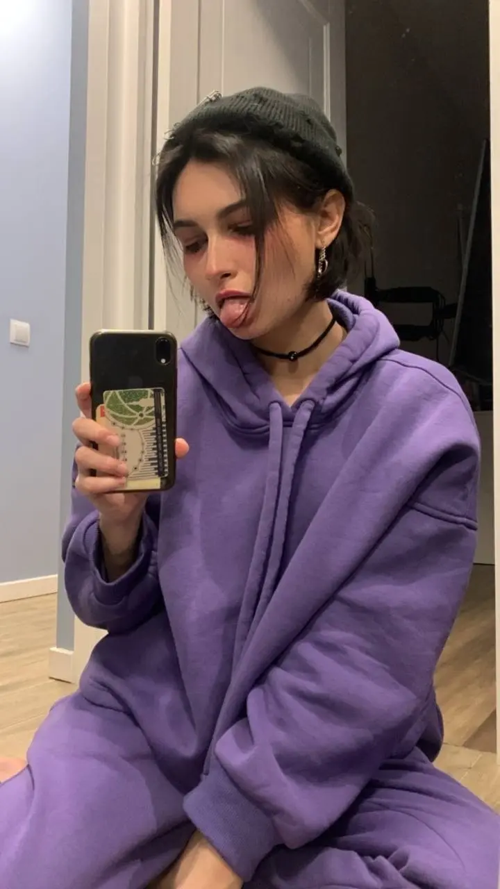 sanfiya6345576 (18) female from US - sexting partner