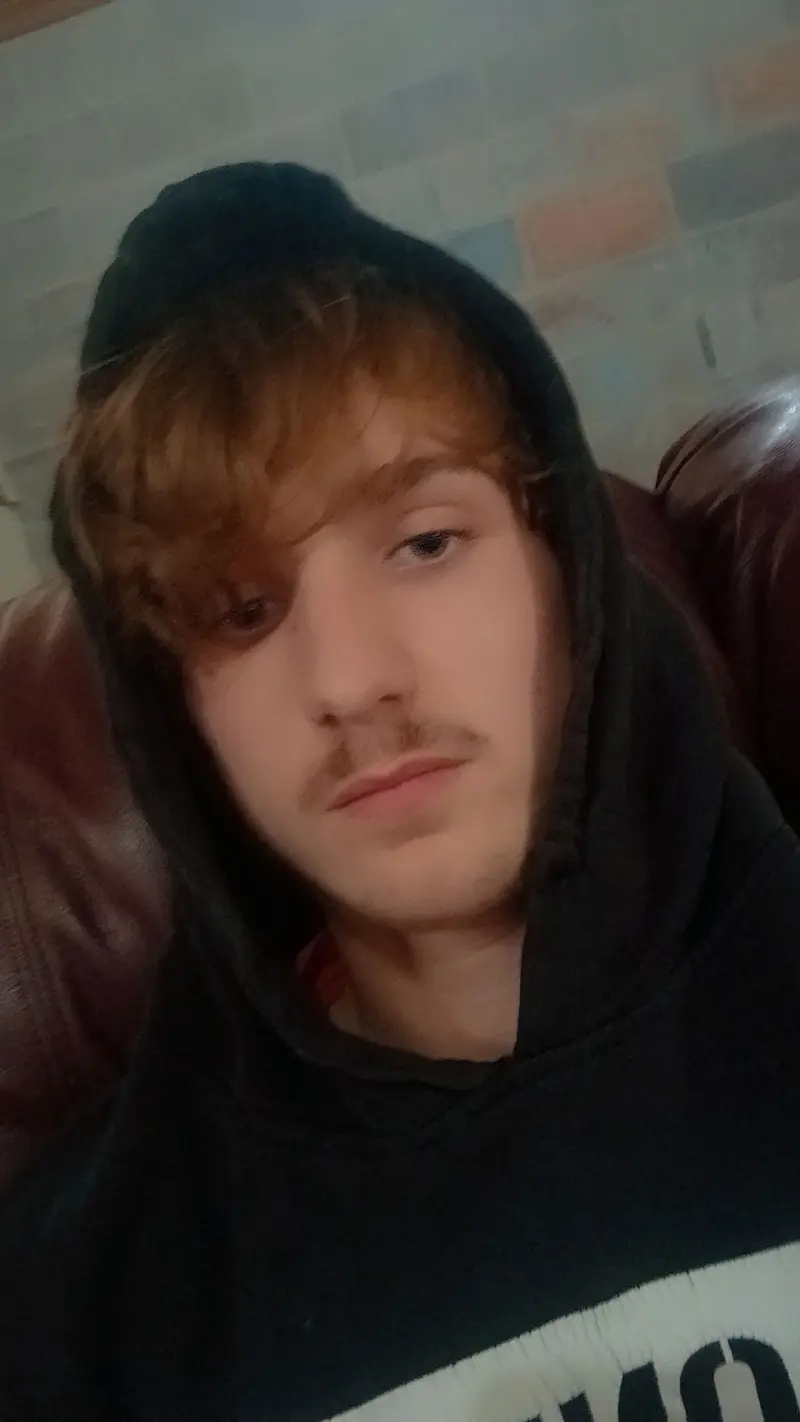 sawyersteeves5 (18) male from CA - sexting partner