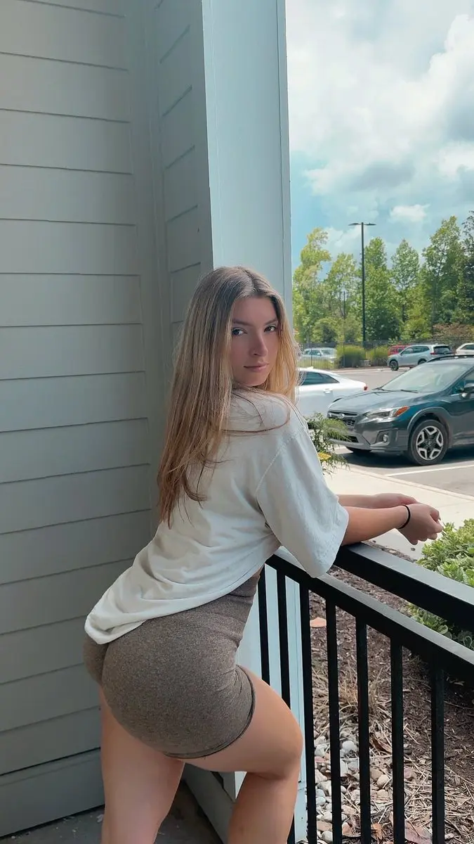 scarlettlauracindy (18) female from US - sexting partner