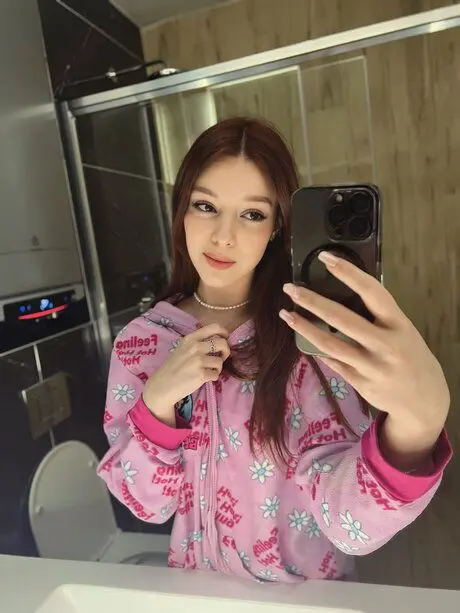 sedewot883 (18) female from GB - sexting partner