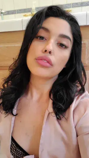 sekip89734 (21) female from GB - sexting partner