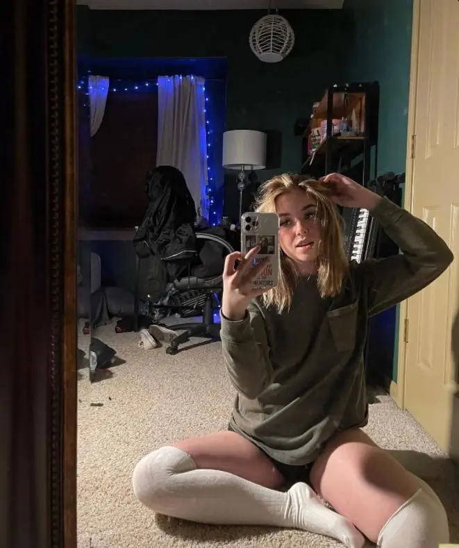 senatiw (18) female from US - sexting partner