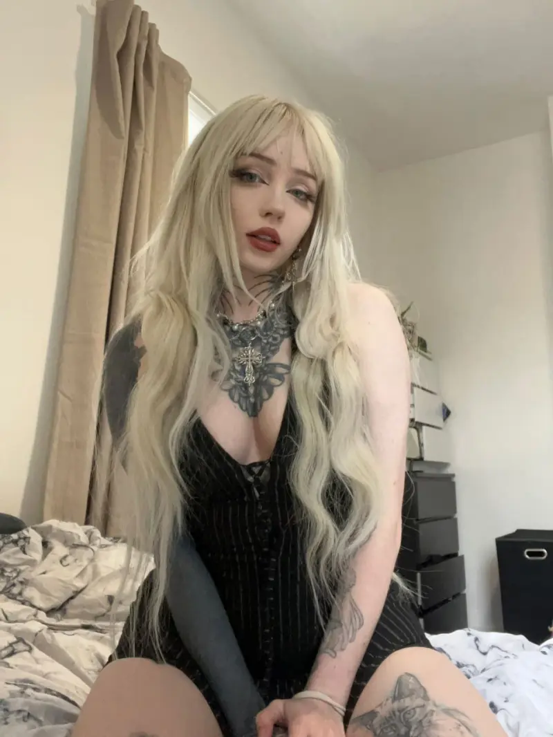 shilahen6 (18) female from US - sexting partner