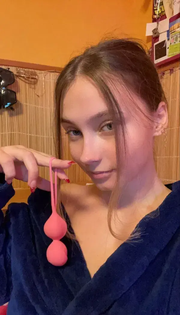 sisohes284 (21) female from DK - sexting partner