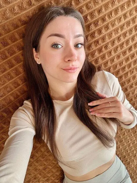 sixarob922 (25) female from GB - sexting partner