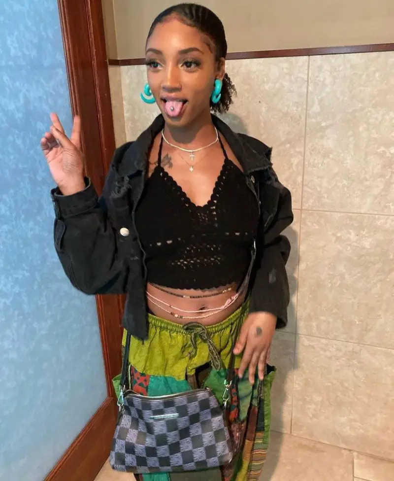 skylerstella4 (18) female from US - sexting partner