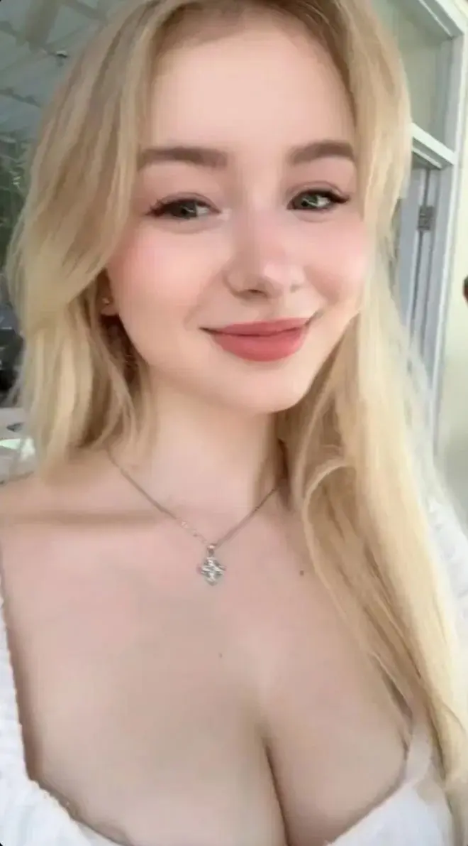 sobinipe (21) female from US - sexting partner