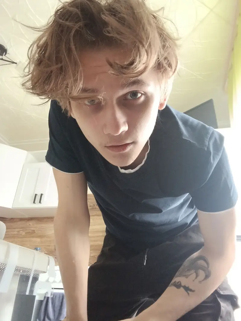 suiking (18) male from RU - sexting partner