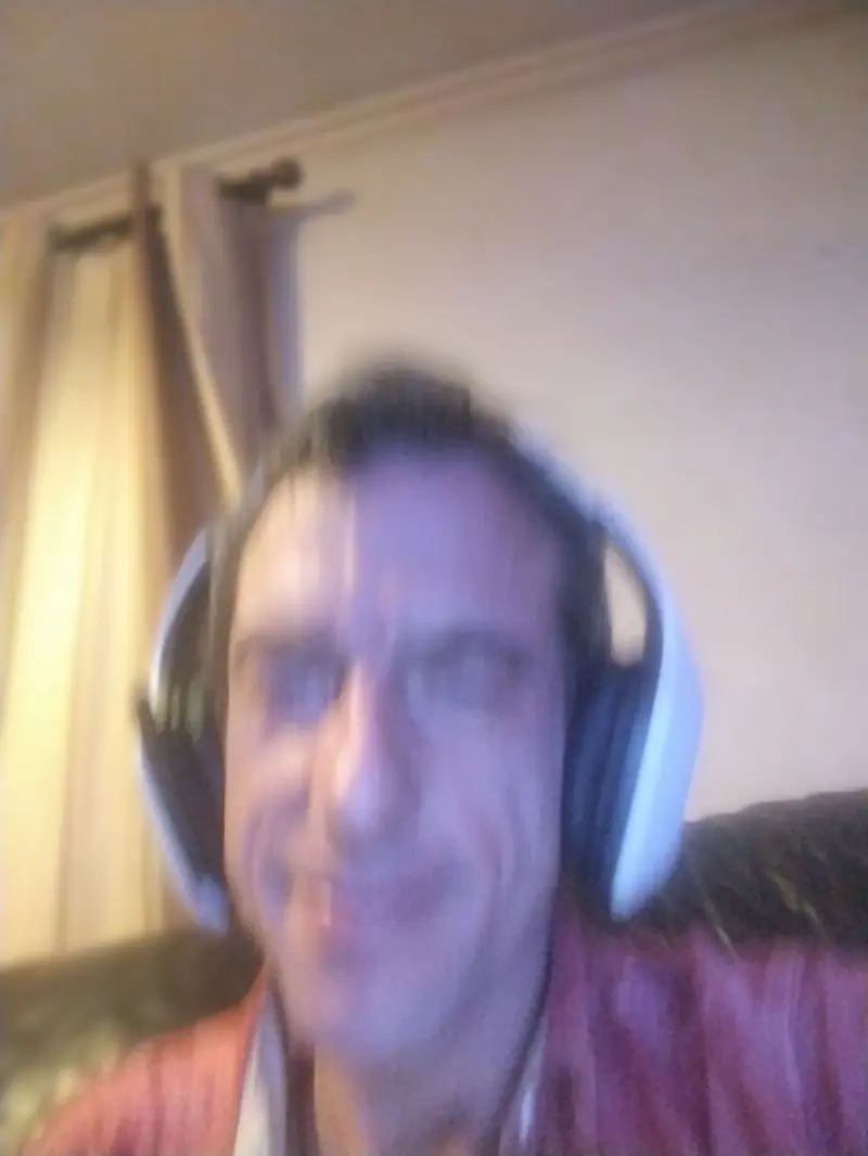 superduper (18) male from IE - sexting partner