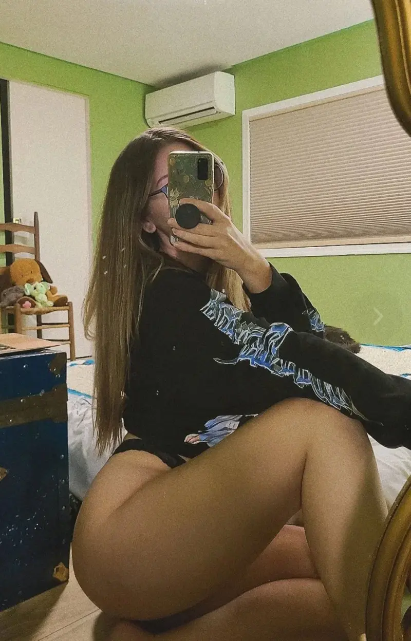 syxosafu (22) female from US - sexting partner