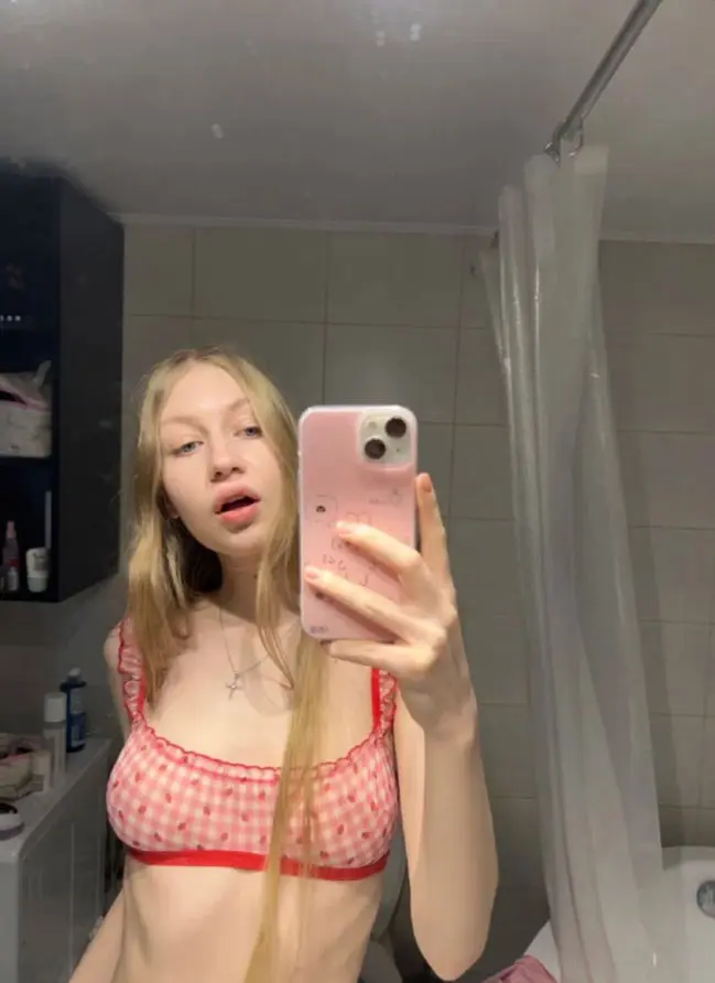 tajepish (18) female from GB - sexting partner