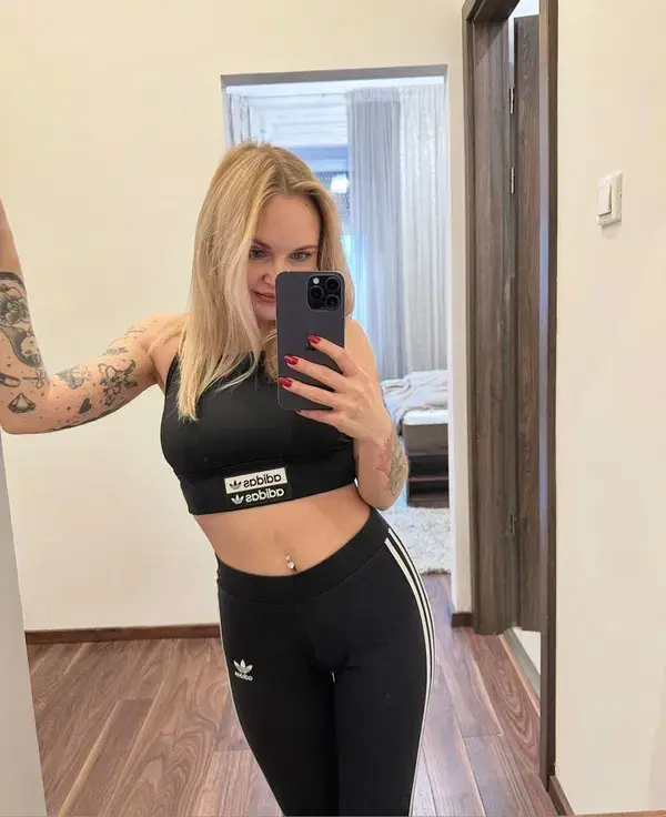 tasogoqe (18) female from US - sexting partner