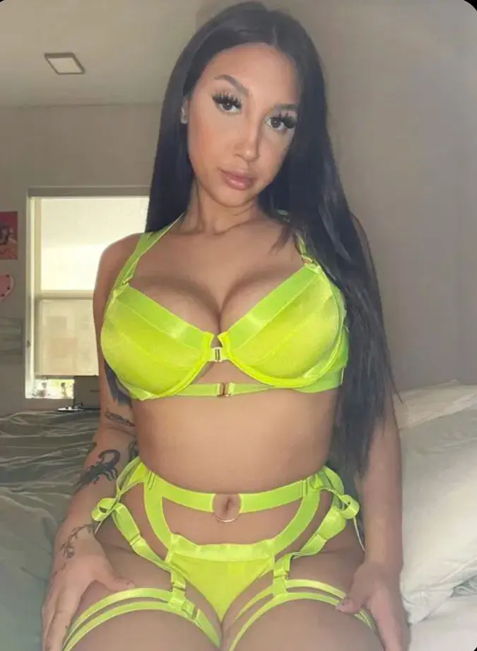 taxyouit (18) female from US - sexting partner