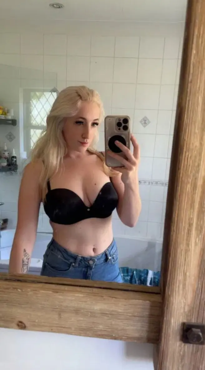 tedefo (18) female from US - sexting partner