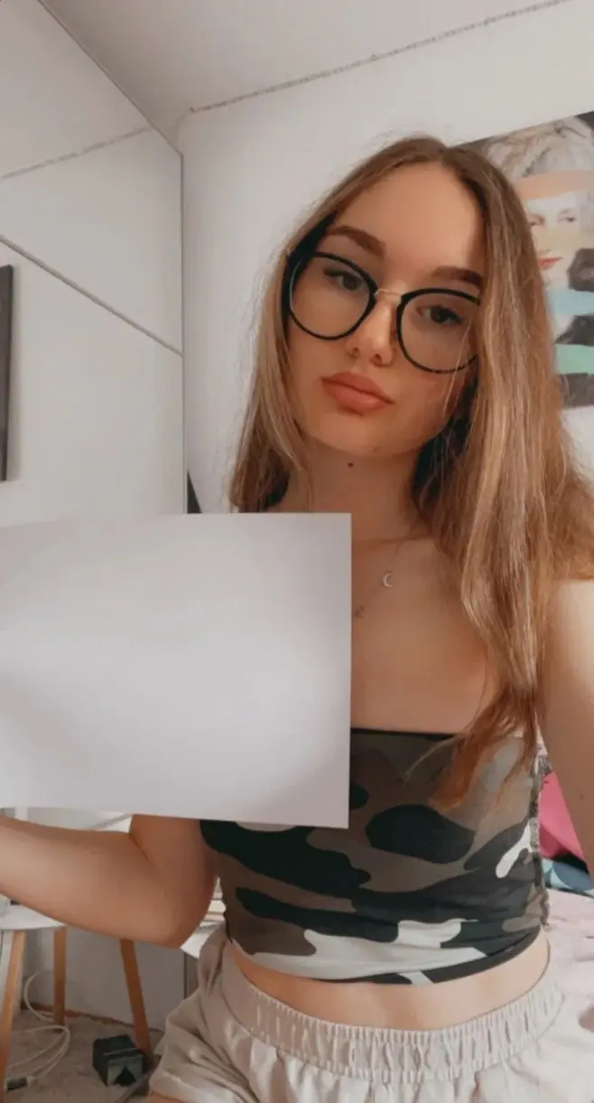 tegolkop (18) female from US - sexting partner