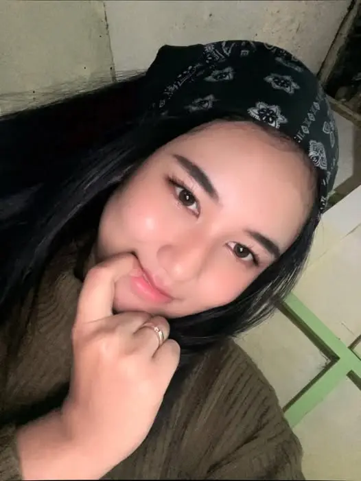 tenegej743 (18) female from GB - sexting partner