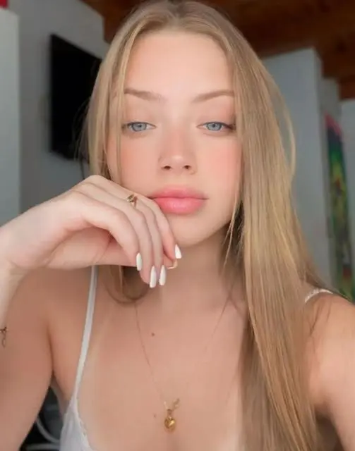 tesale6907 (18) female from GB - sexting partner