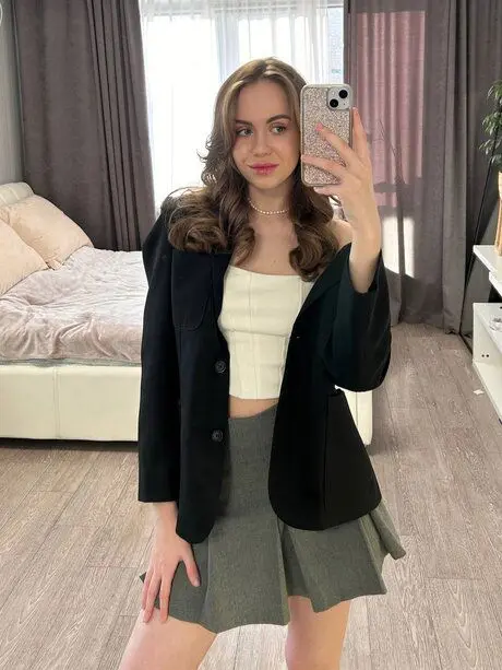 tihox49018 (18) female from GB - sexting partner