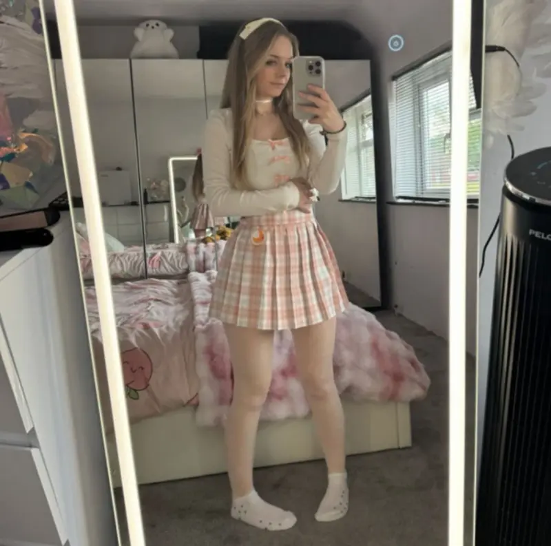 tinkerballz05 (18) female from GB - sexting partner