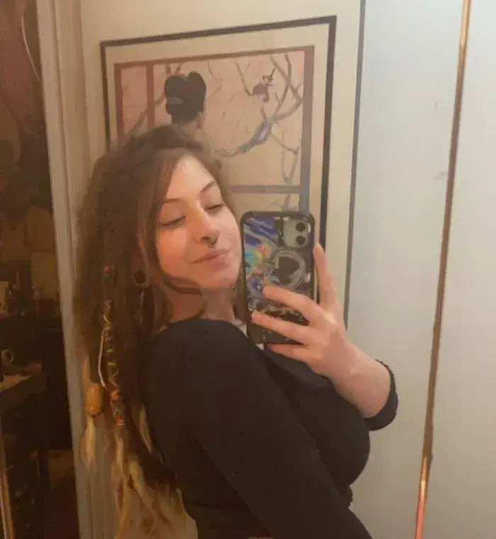 tisel35541 (18) female from GB - sexting partner