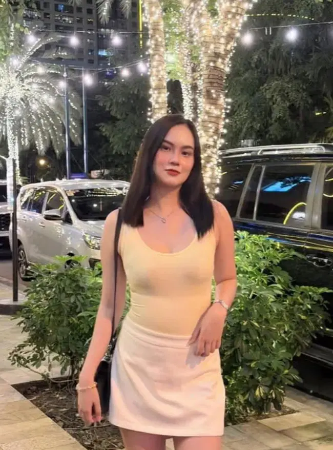 tiyoxax (22) female from GB - sexting partner