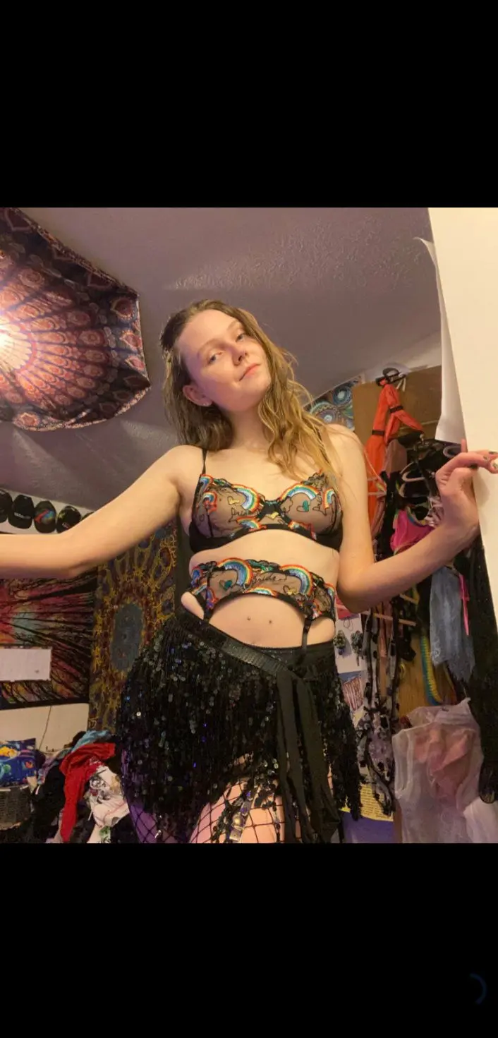 tolog98128 (25) female from CA - sexting partner